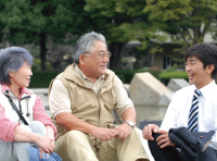 住民の方と会話している様子