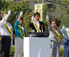 「警察」委員長として交通安全推進活動。